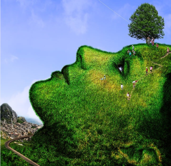 Ein riesiges Frauengesicht ist komplett mit Gras bewachsen und schaut in den Himmel. Menschen klettern auf ihr nach oben zu einem Baum.