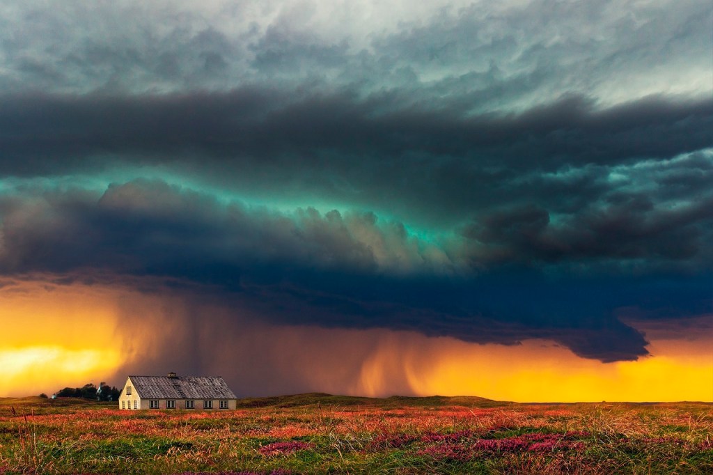 Dramatische Gewitterwolken über einem Farmhaus. die Stimmung wirkt sehr bedrohlich.