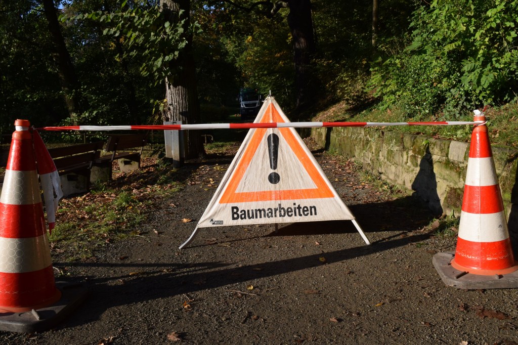 Ein Weg ist abgesperrt. Ein Schild weißt auf Baumarbeiten hin.