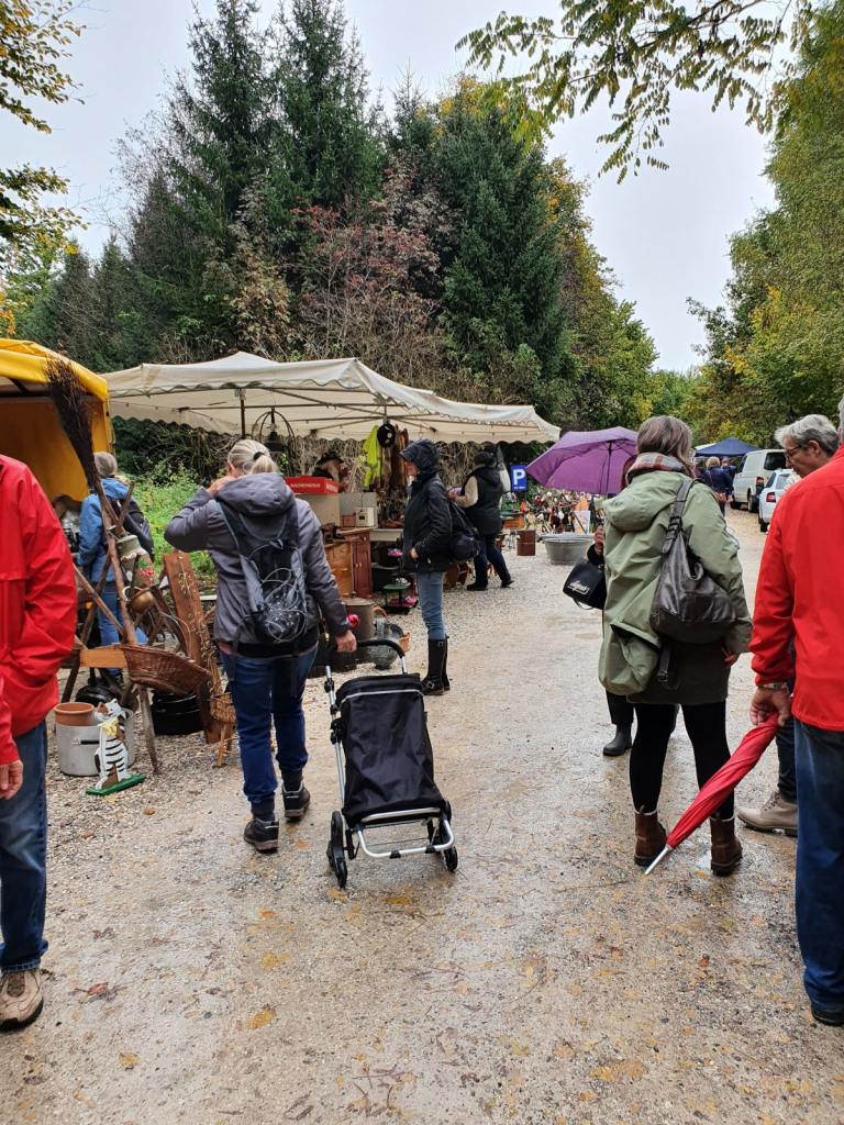 Menschen laufen an verschieden Austellerständen vorbei.