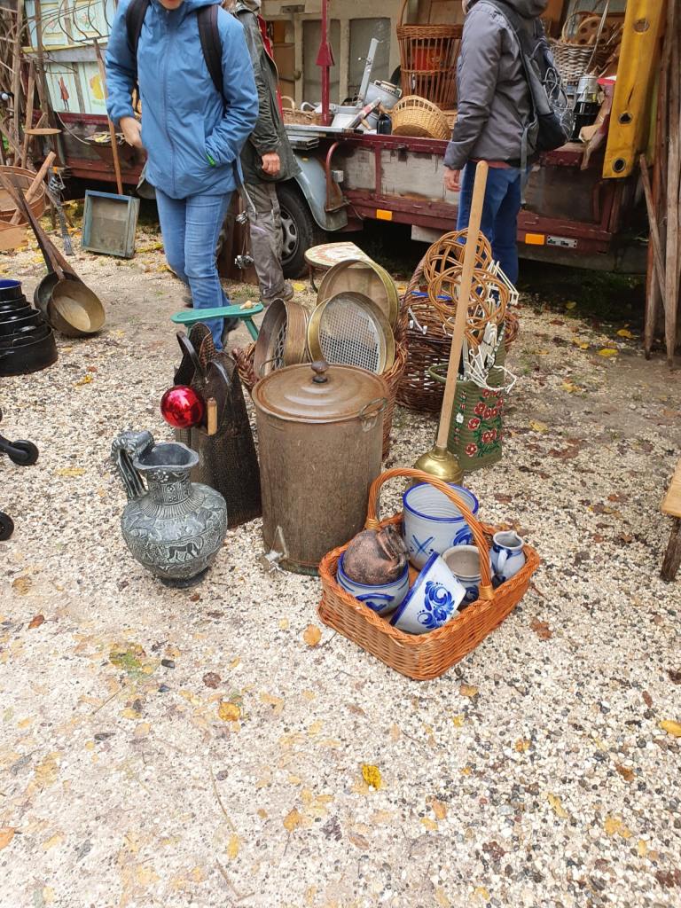 Krügeund anderer Trödel wurden als Gruppe anrrangiert.