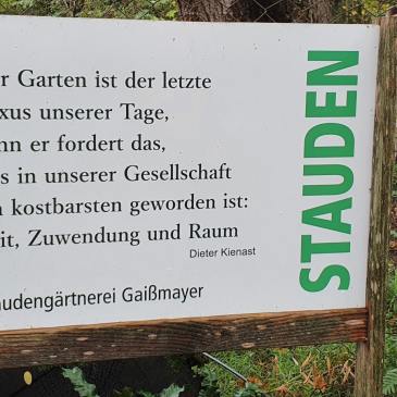 Auf einem Schild steht: Der Garten ist der letzte Luxus unserer Tage, denn er forder das, was in unserer Gesellschaft am kostbarsten geworden ist: Zeit, Zuwendung und Raum.