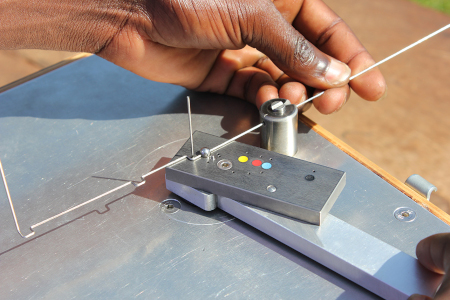 Der Draht für das Brillengestell wird gebogen