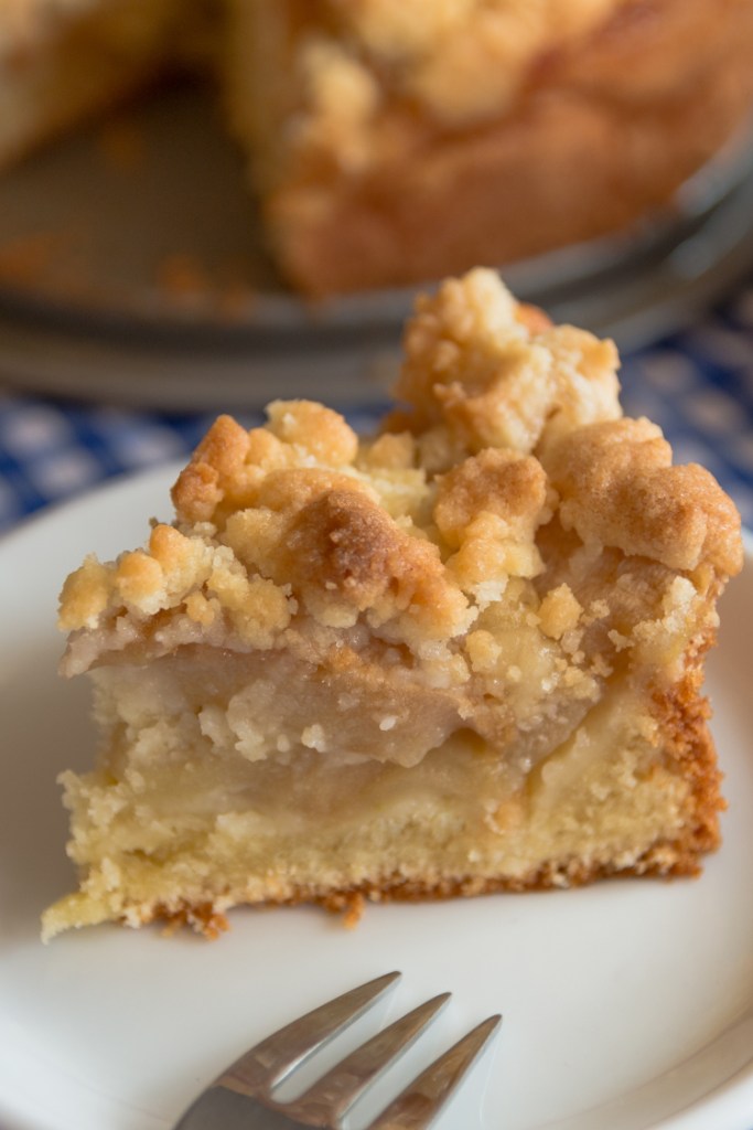 Ein Stück Apfelkuchen mit Streuseln