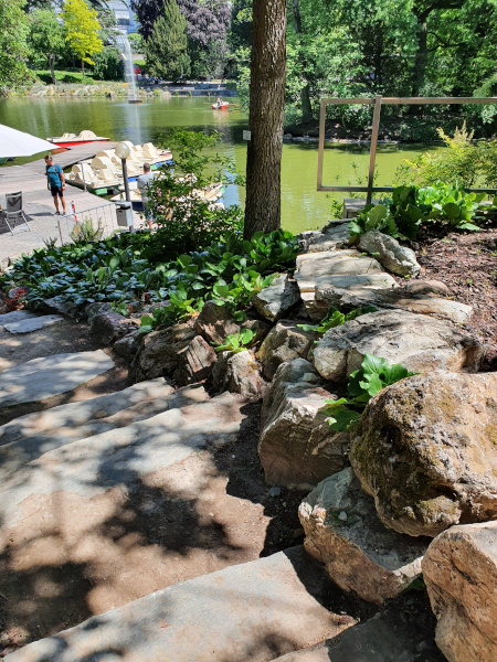 Über große Steinstufen geht es runter zum Teich