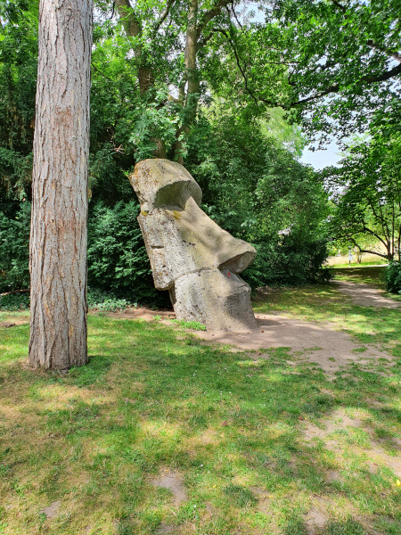 Riesige Steinskulpur