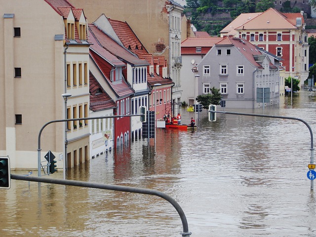 Eine Straßeist völlig überflutet. Das Wasser steht bis in den Fensterbereich des Erdgeschoßes