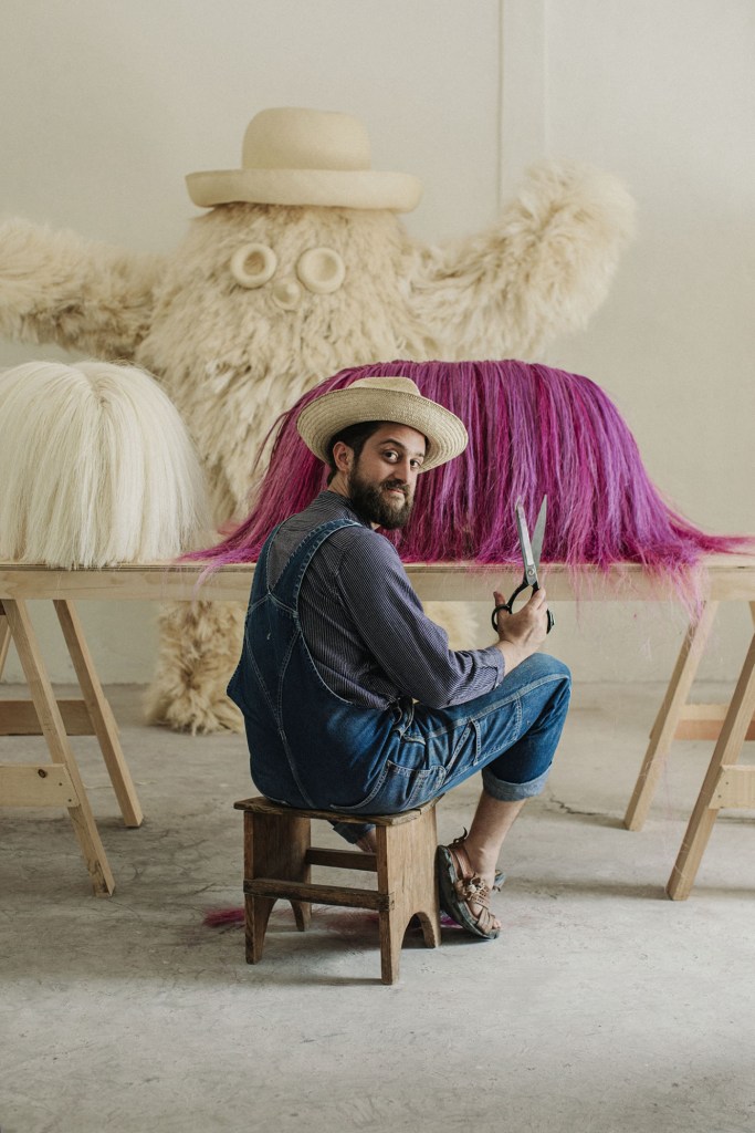 Fernando Laposse bei der Fertigugn einer neuen Skulptur