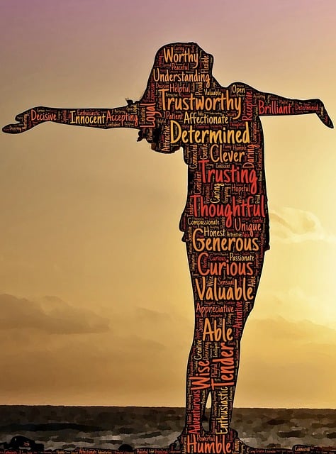 Die Figur einer Frau steht mit ausgebreiteten Armen vor einem wunderschönen Abendhimmel. Auf ihr sind viele positive Begriffe zu lesen.