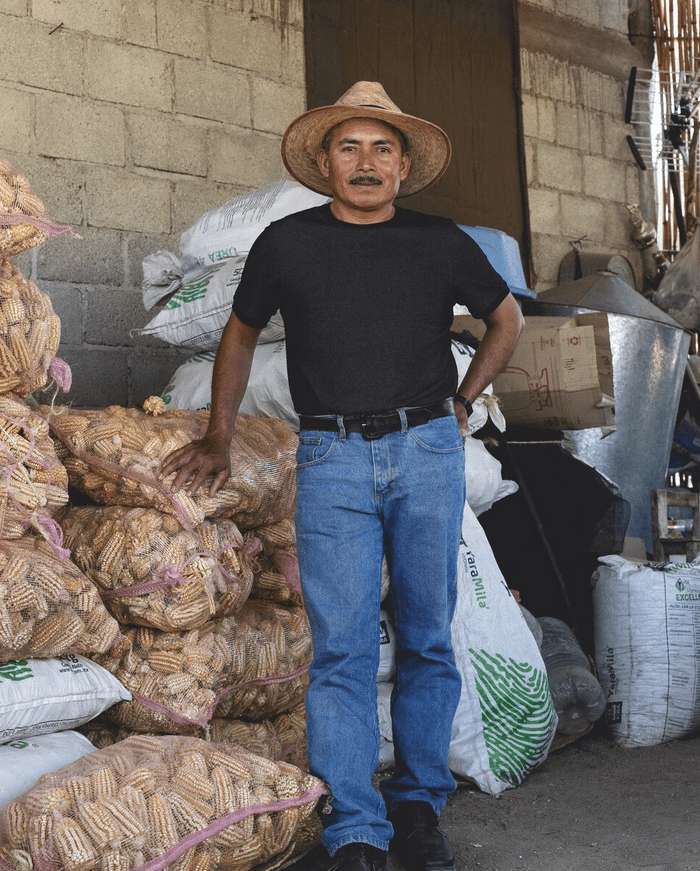 Ein Bauer stolz vor seiner Ernte