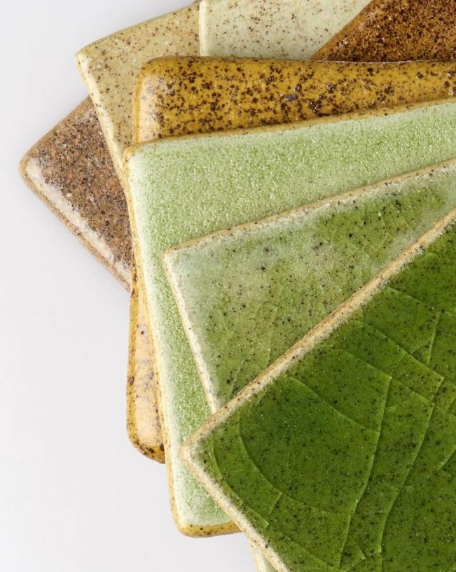 Fliesen in unterschiedlichen Naturfarben. Von Blattgrün bis Erdbraun.