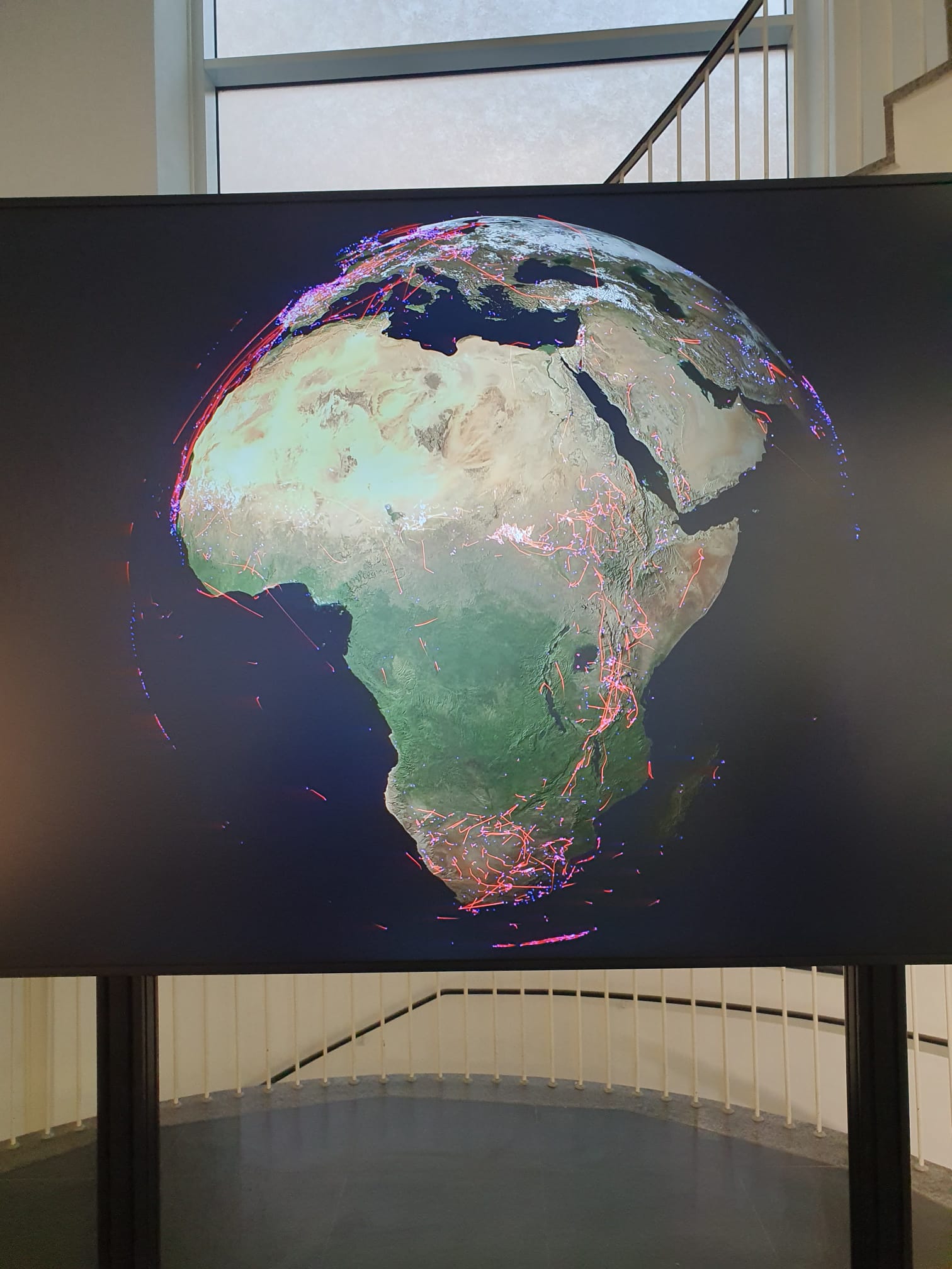 Die Erde aus dem Weltall betrachtet. Rote Linien zeigen wie Tiere sich bewegen.