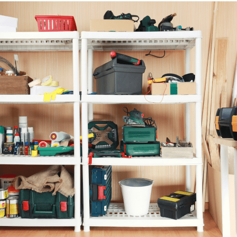 In einem Regal liegt jede Menge Werkezug