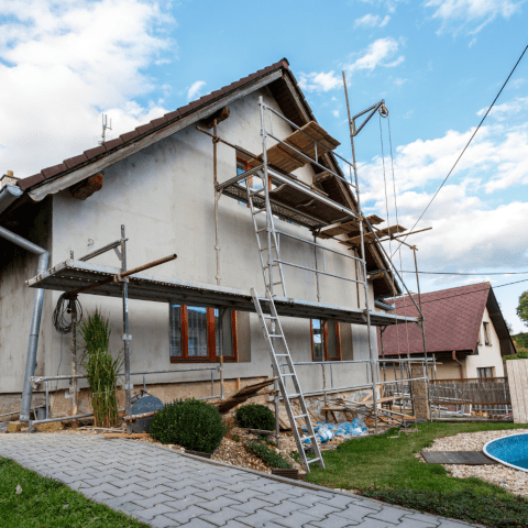 Vor einem Haus steht ein Gerüst