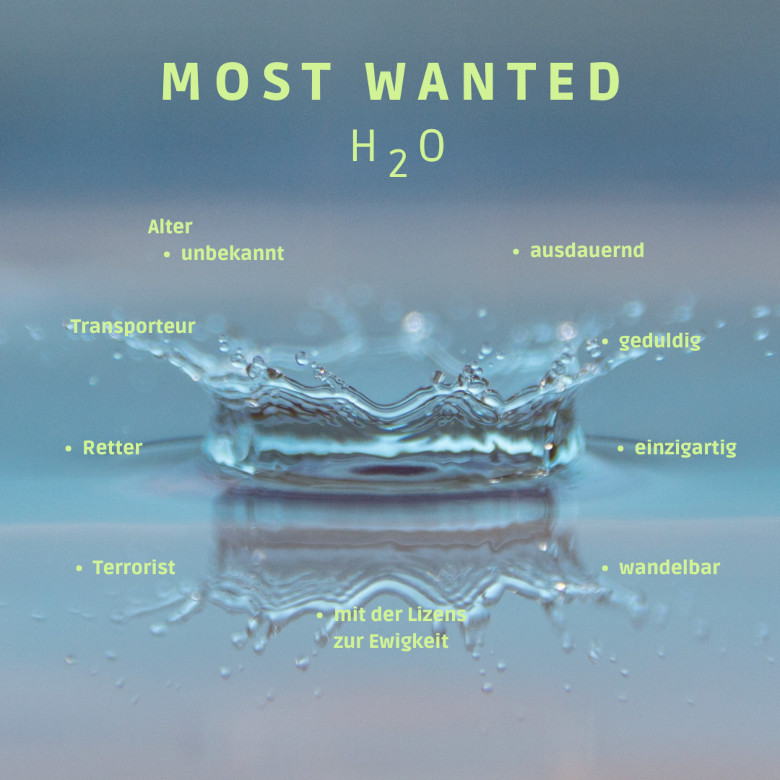 Ein Wassertropfen trifft auf eine Wasseroberfläche