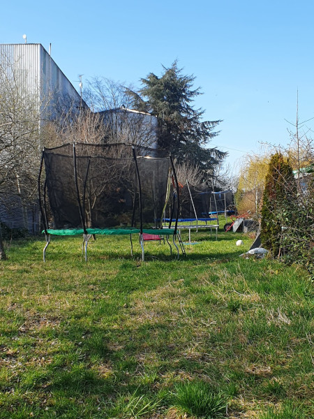 Hinter jedem Garten steht ein Trampolin